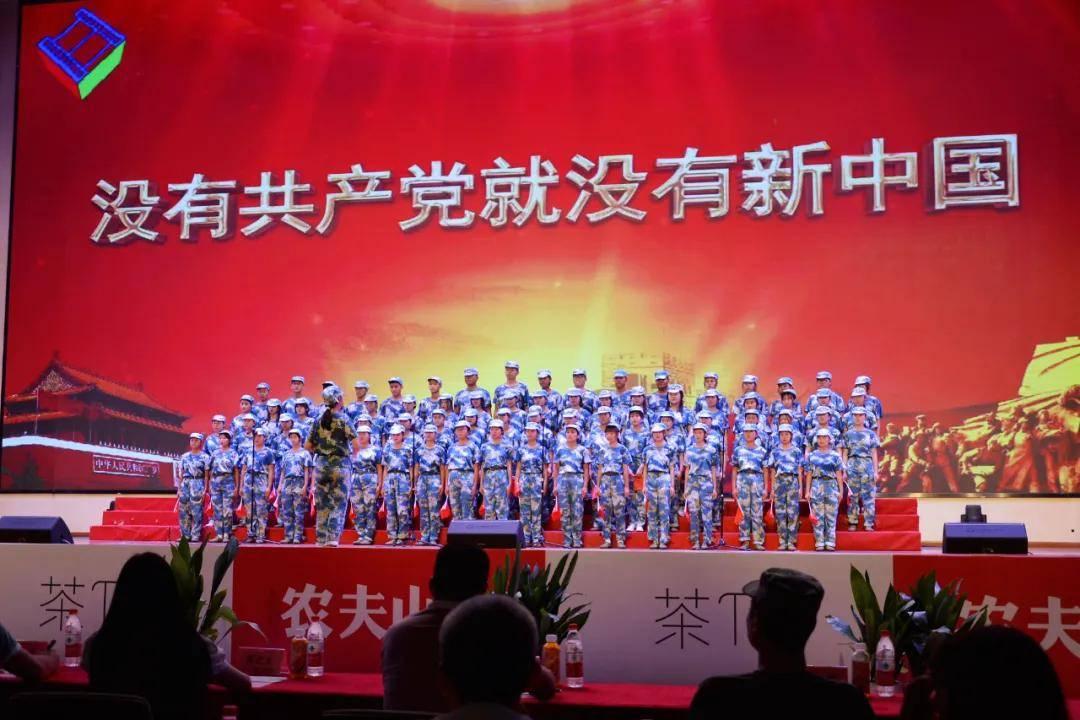 2017年，94岁老人手持宝剑带着34万现金流浪，引来民警调查