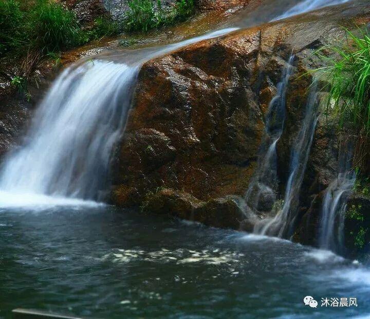 湘江边偶遇何炅,快50岁的何老师还是那么年轻?