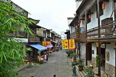 淞沪抗战爆发,他穿着孝服奔赴前线,新婚之时,却被刘邓大军包围